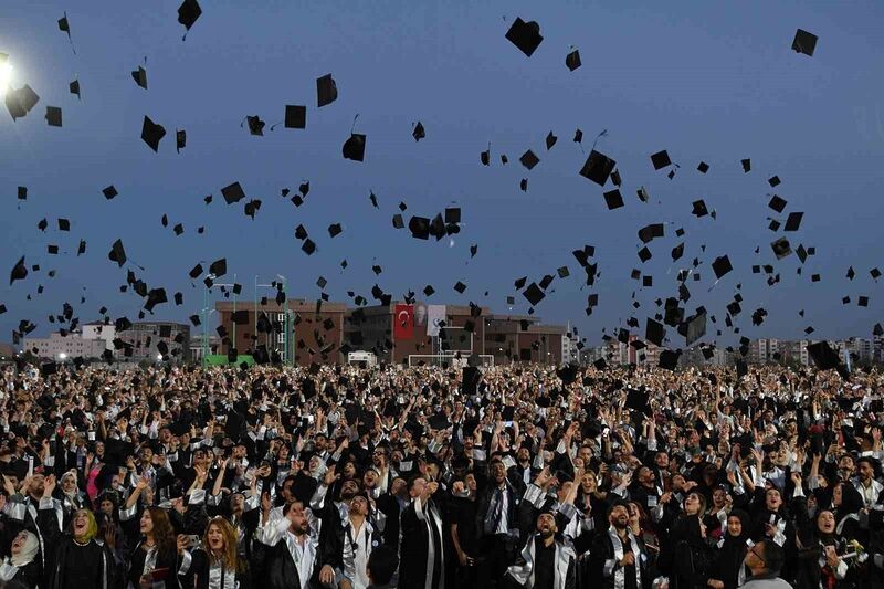 Adıyaman Üniversitesi’nde mezuniyet coşkusu yaşandı