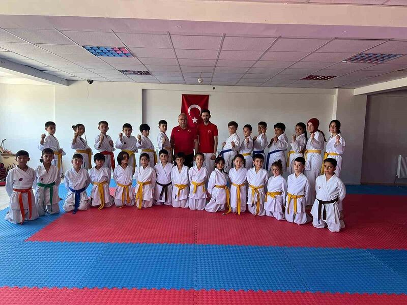 AFYONKARAHİSAR'DA KARATE KUŞAK SINAVI