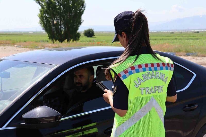 Ağrı’da Kurban Bayramı trafiğinde yoğun denetim ve kontroller devam ediyor