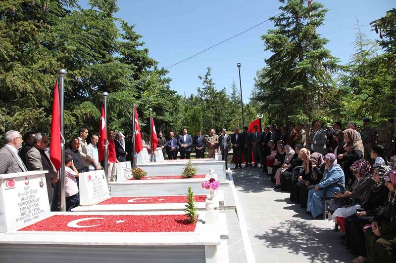 Ahlatlı Şehit Mesut Ardıç kabri başında anıldı