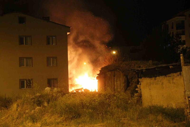 Alevler geceyi aydınlattı, odunluk yangını büyümeden söndürüldü