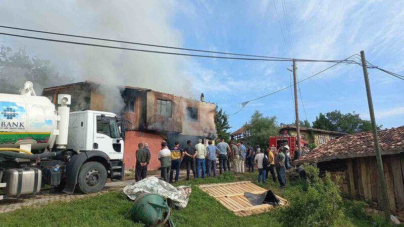 Alevlere teslim olan ev kullanılmaz hale geldi