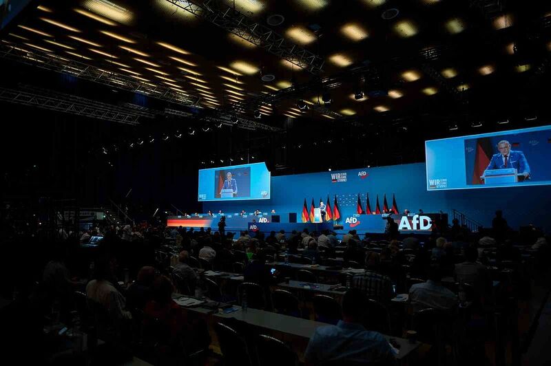 Almanya’da aşırı sağcı AfD karşıtı protestoya polis müdahalesi