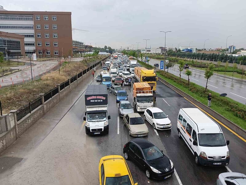 Ankara’da caddeler göle dönerken otomobiller suya gömüldü