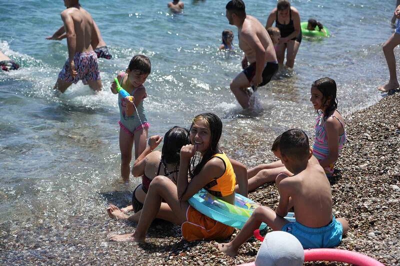 Antalya’da sıcaktan bunalanlar sahile koştu