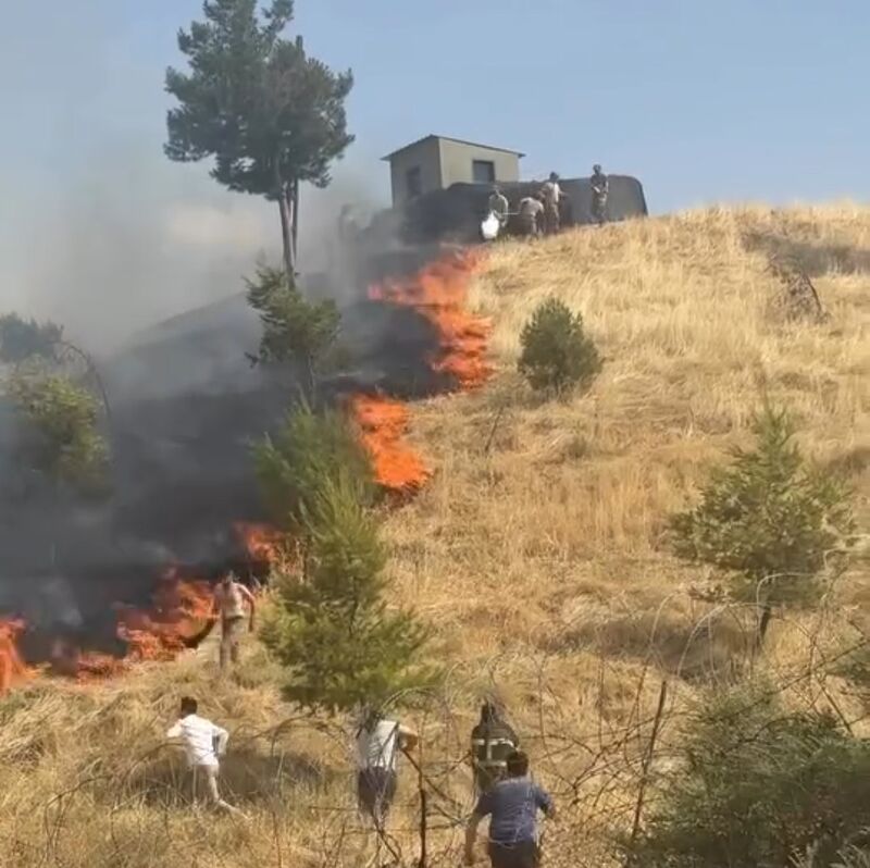 Askeri alayın tepesinde çıkan yangın söndürüldü