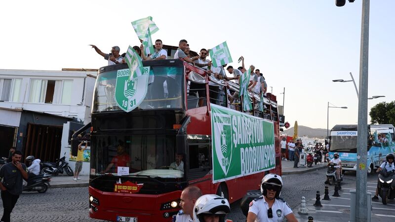 BODRUM’DA ŞAMPİYONLUK COŞKUSU: BİNLERCE TARAFTAR KENTİ YEŞİL-BEYAZA BÜRÜDÜ