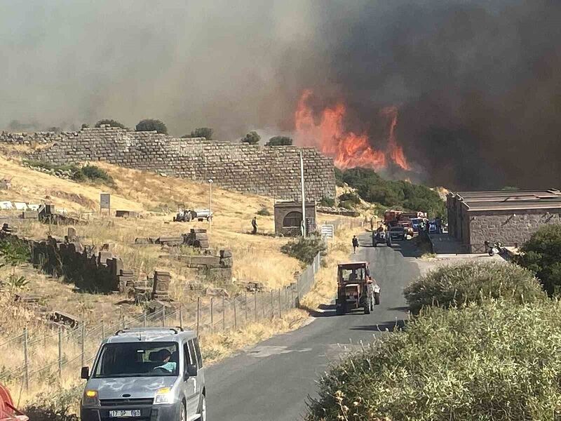 Ayvacık’ta makilik alanda çıkan yangın antik kente sıçradı