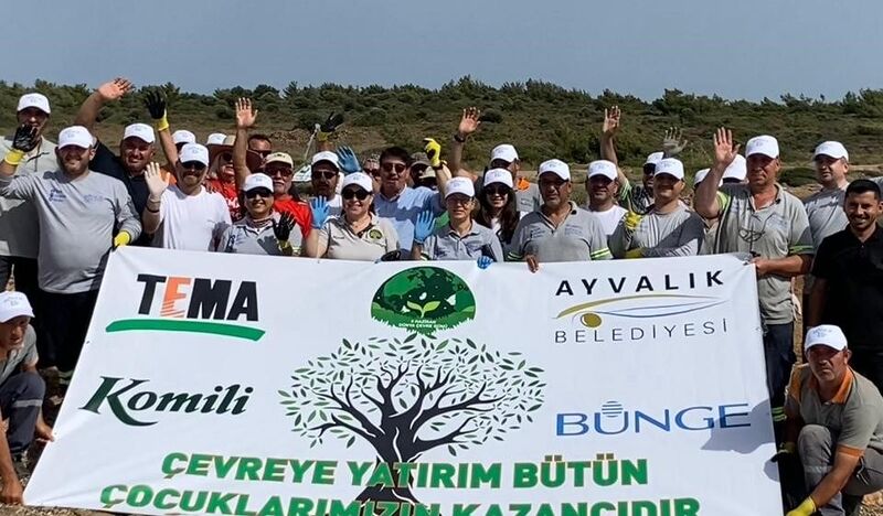 AYVALIK’TA GÖNÜLLÜLERDEN ÇEVRE TEMİZLİĞİ