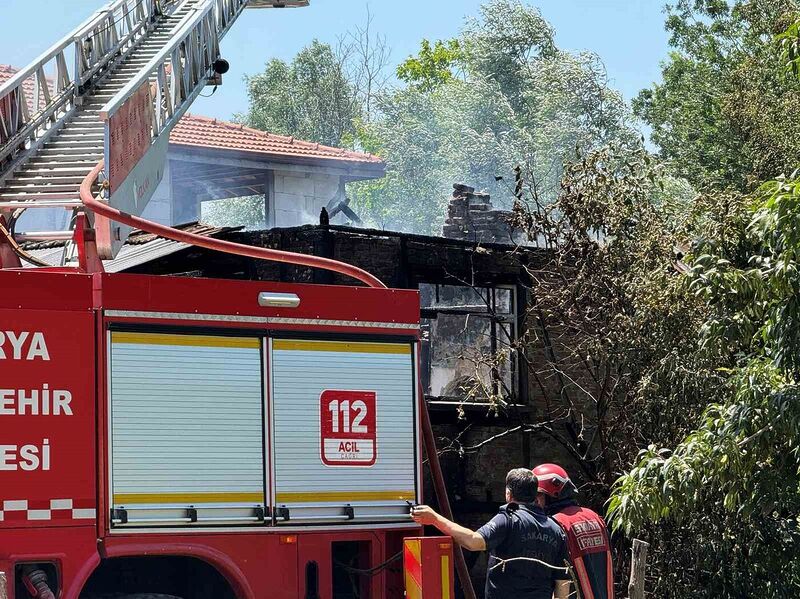 Bahçeye atılan sigara izmariti yangına sebep oldu