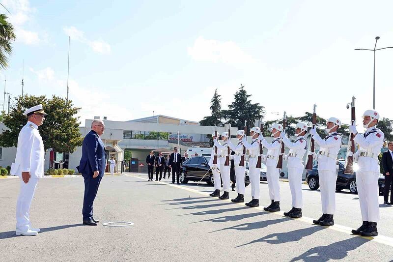 Bakan Güler, İstanbul Tersanesi Komutanlığında denetlemelerde bulundu