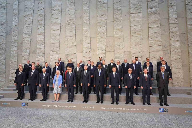 Bakan Güler, NATO Savunma Bakanları aile fotoğrafına katıldı