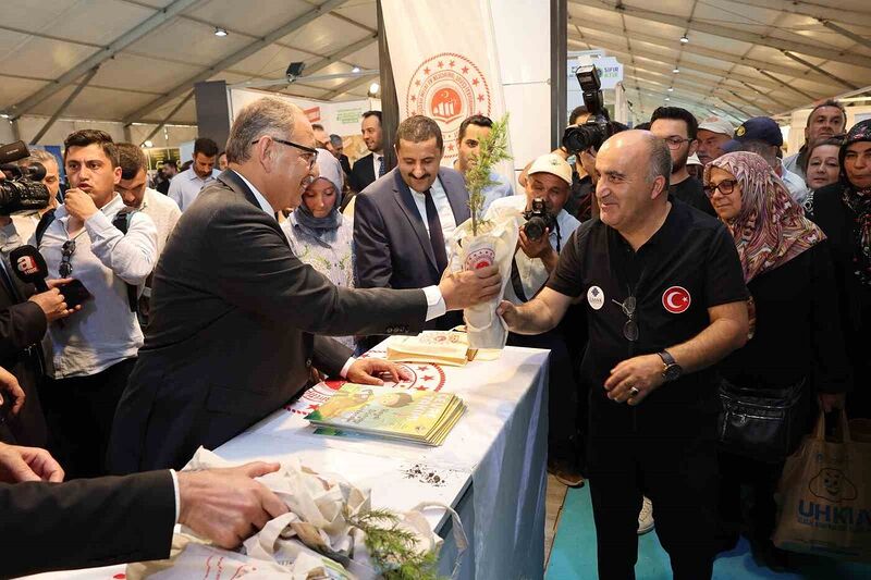 Bakan Özhaseki ÇEVREFEST’in 2’nci gününde stantları ziyaret etti