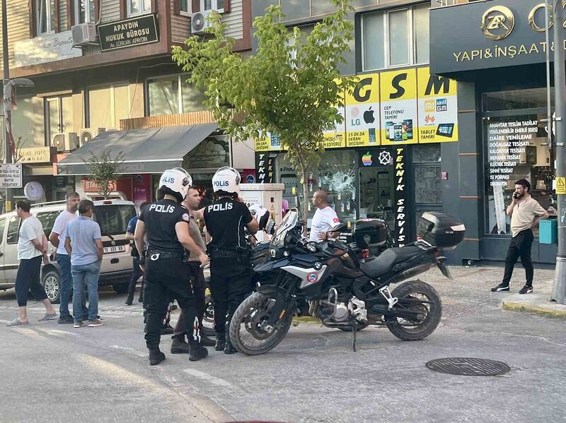 BANDIRMA’DA HUSUMETLİSİNİN DÜKKANINI TAŞLAYAN