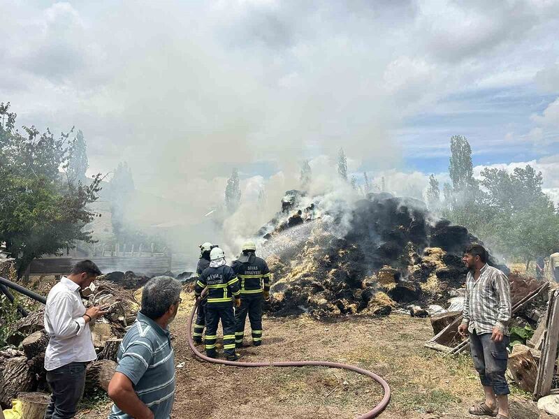 Bin saman balyası yanarak kül oldu