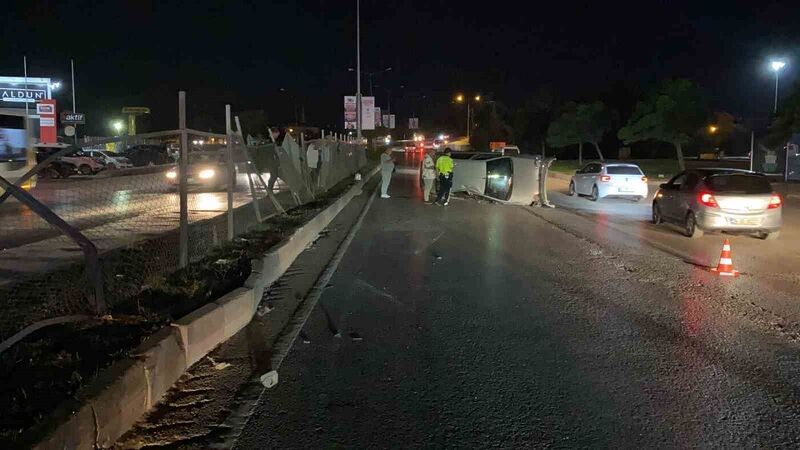 BURSA’DA KORUMA TELLERİNE ÇARPAN OTOMOBİL TAKLA ATTI : KARI-KOCA YARALANDI