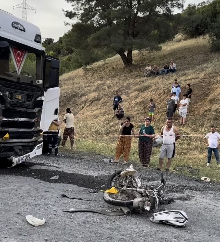 Çanakkale’de kamyon ile motosiklet çarpıştı: 2 ölü