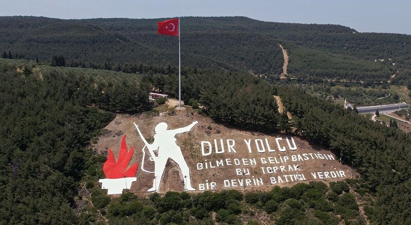 Çanakkale’nin simgesi ’Dur Yolcu’ yazısının Türk bayrağı ve direği yenilendi