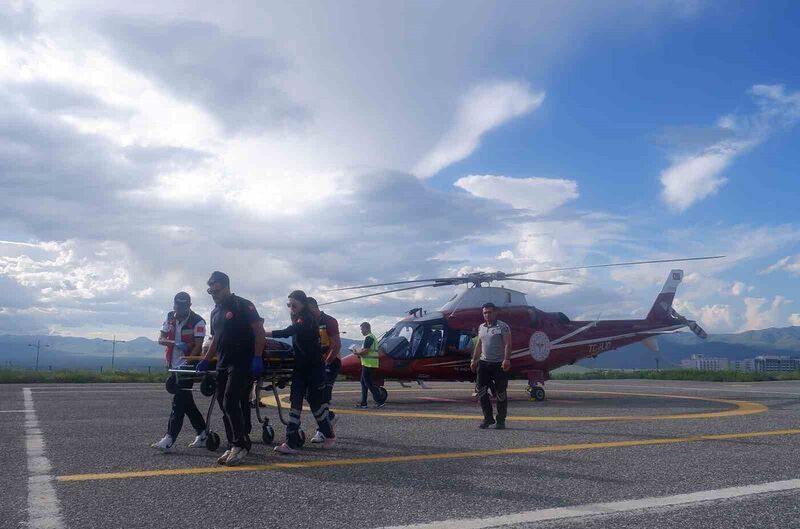 Çaşır toplarken kayalıklardan düşen kadın ambulans helikopterle hastaneye sevk edildi