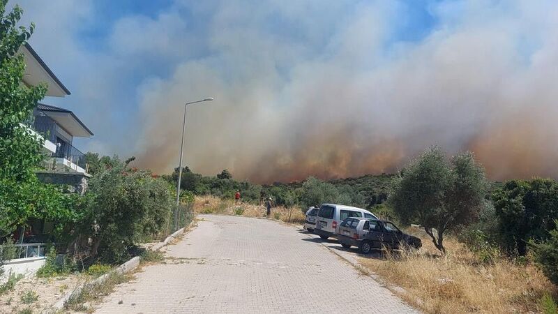 Çeşme’de ormanlık alandaki yangın 10 saat sonra kontrol altında