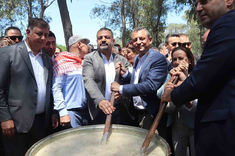 CHP GENEL BAŞKANI ÖZGÜR ÖZEL, MANİSALI HEMŞEHRİLERİYLE BERABER KEŞKEK KARDI.