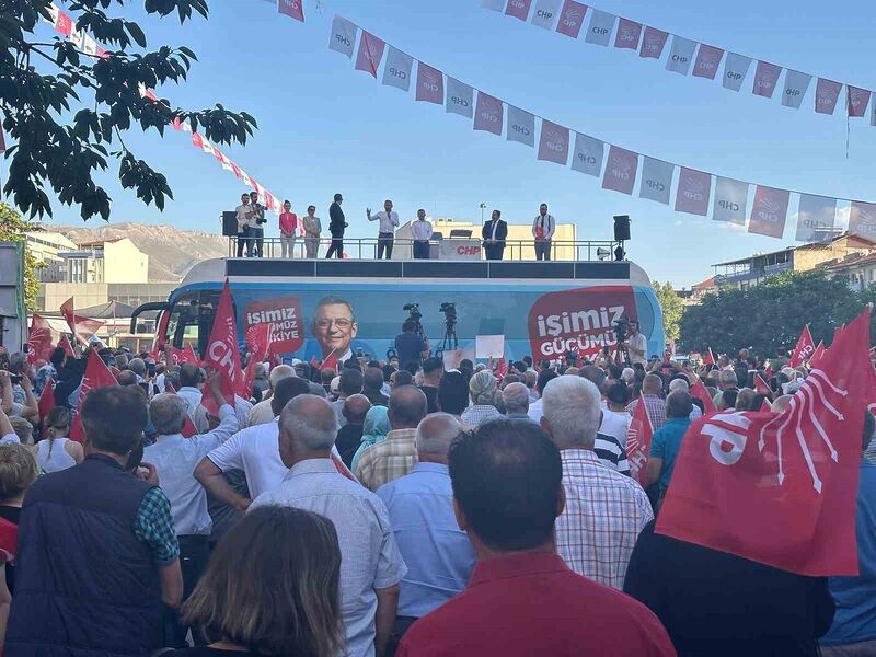 MALATYA CHP İL BİNASI ÖNÜNDE VATANDAŞLARA SESLENEN CHP LİDERİ ÖZGÜR