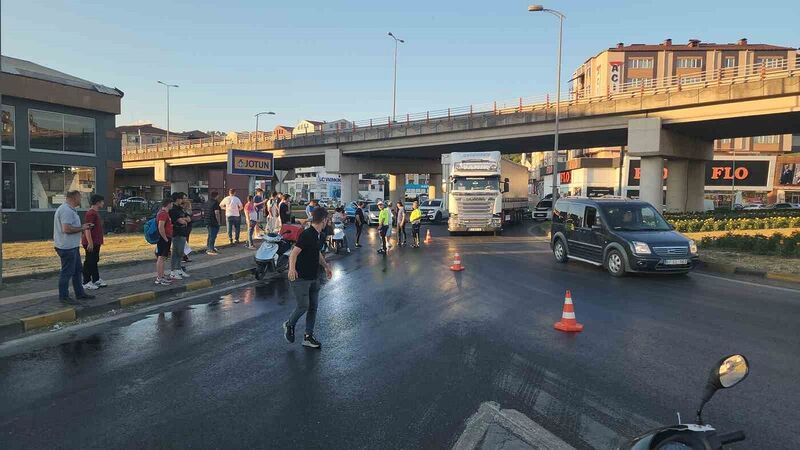 Çöp kamyonunun hidrolik yağı yola aktı: 12 motosiklet, 2 otomobil kazaya karıştı