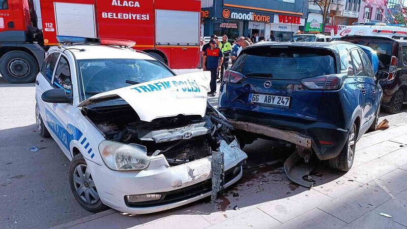 Çorum’da kontrolden çıkan cip polis otosuna çarptı: 2’si polis 3 yaralı