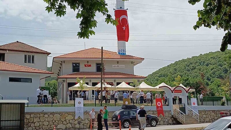 Depremin merkez üssünde yıkılan cami, 20 ay sonra yeniden ibadete açıldı