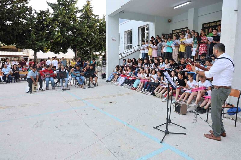 Depremzede öğrencilerden hayran bırakan konser