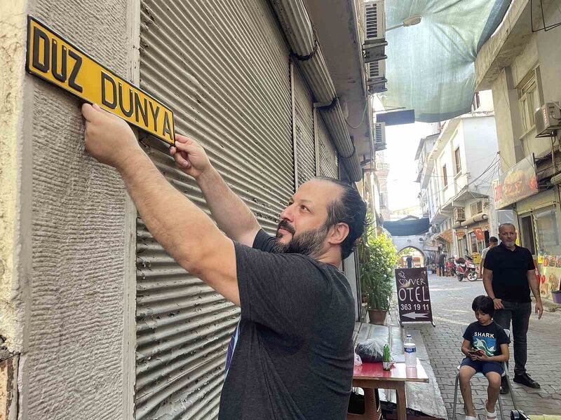 Dünyanın düz olduğunu kanıtlayamadı, sokağa “Düz Dünya” ismi verilmesi için başvurdu