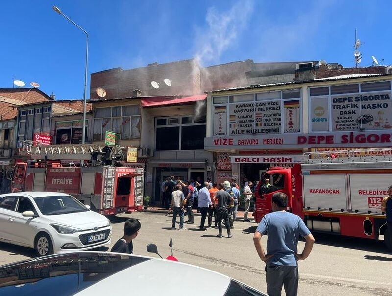 ELAZIĞ’DA ÇATI YANGINI