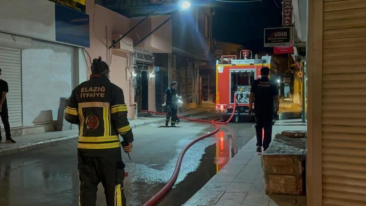 Elazığ’da pansiyon yangını: 2 itfaiye personeli dumandan etkilendi