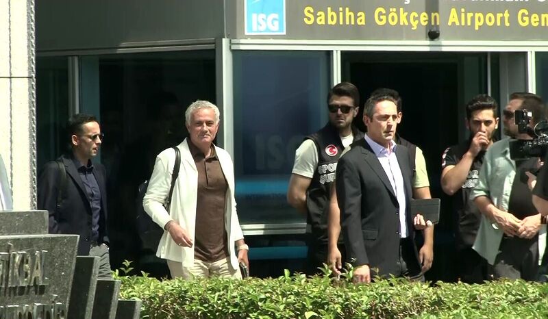 Fenerbahçe’nin anlaşmaya vardığı Teknik Direktör Jose Mourinho’yu taşıyan uçak İstanbul’a iniş yaptı.