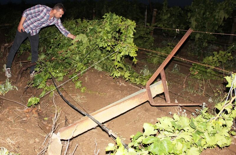 Fırtına minarenin külahını uçurdu, dolu üzüm bağlarını vurdu