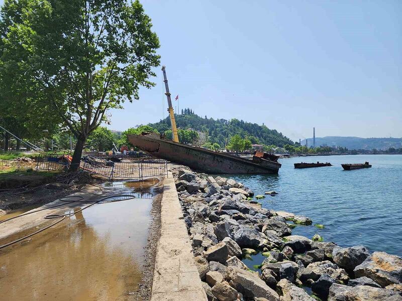 Fırtınada ikiye bölünen Pallada Gemisi’nin söküm işlemleri sürüyor