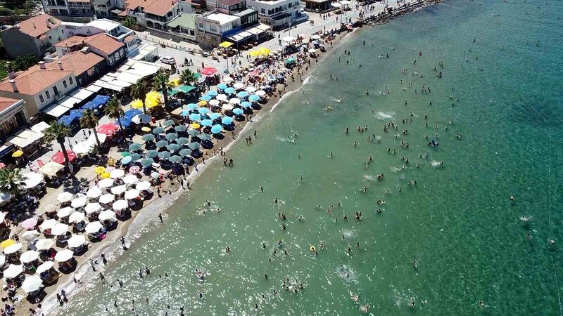 Foça’da tatilci yoğunluğu: Plajlar tıklım tıklım