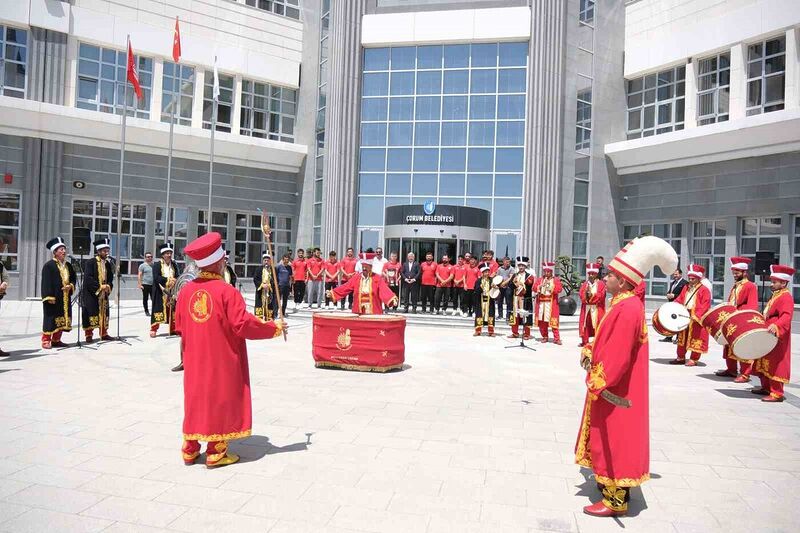 ÇORUM'A DÖNEN GÜREŞÇİLERE MEHTERLİ