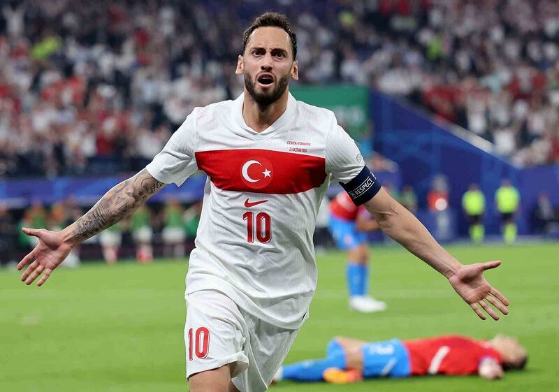 MİLLİ FUTBOLCU HAKAN ÇALHANOĞLU,