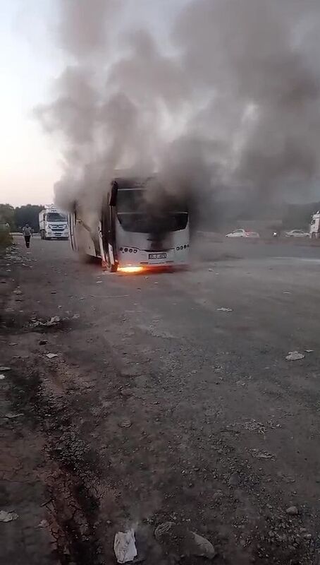 Hatay’da seyir halindeki servis aracı alev aldı