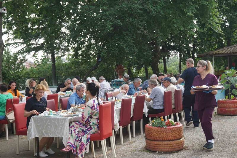 EDİRNE'DE HUZUREVİ'NDE KALAN YAŞLILAR