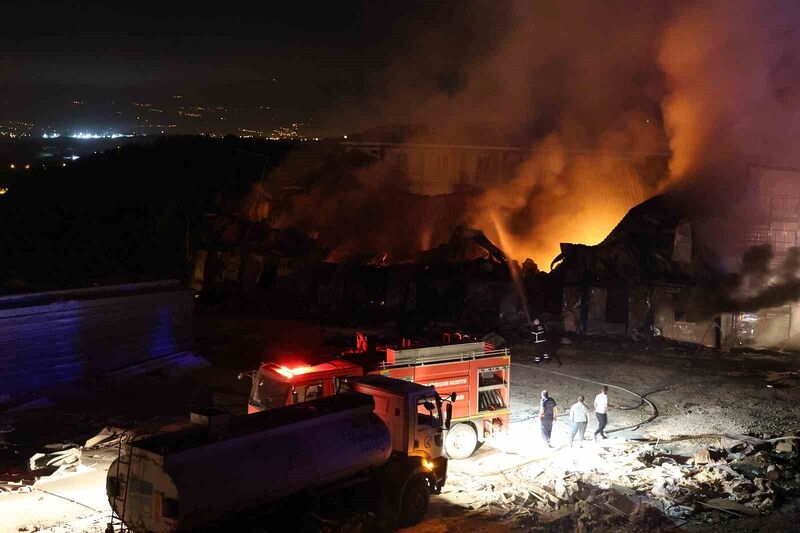 İşçilerin kaldığı 3 katlı prefabrik yatakhane alevlere teslim oldu