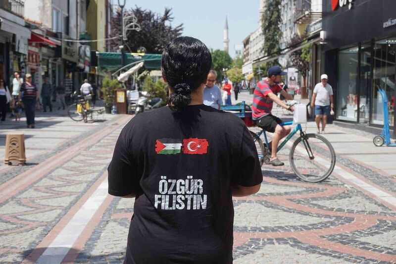 İsrail’in Filistin’e yönelik saldırılarını giydiği tişört ile protesto etti