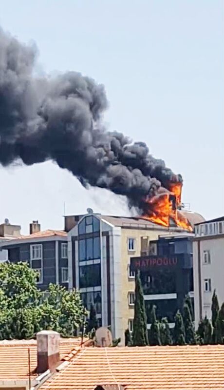 İSTANBUL'DA 7 KATLI BİNANIN ÇATI KATINDAN ALEVLER YÜKSELDİ