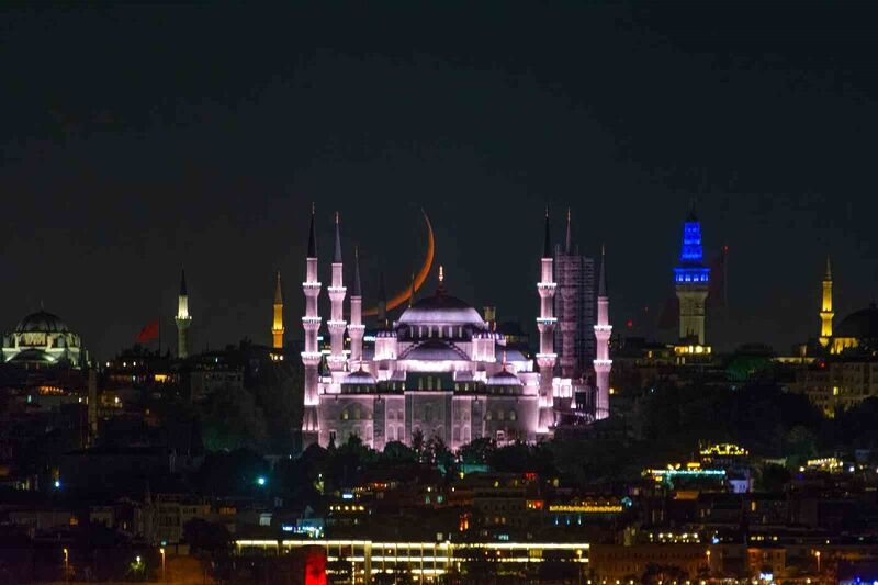 İstanbul’da hilal, Sultanahmet Camii ile buluştu