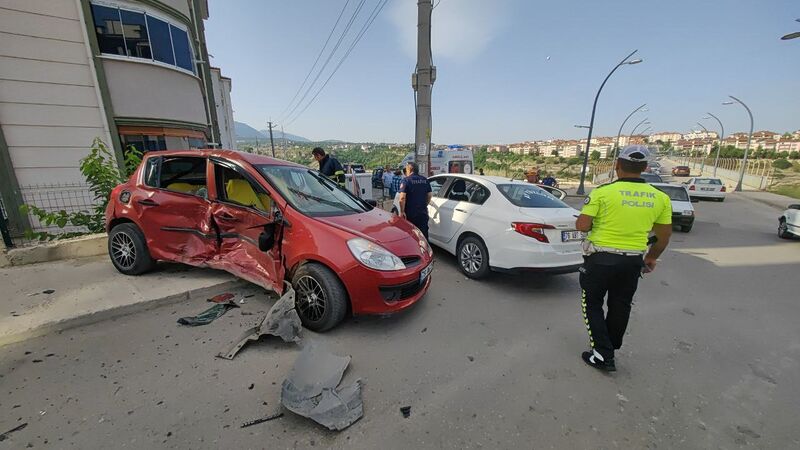 KARABÜK’TE İKİ OTOMOBİLİN ÇARPIŞMASI