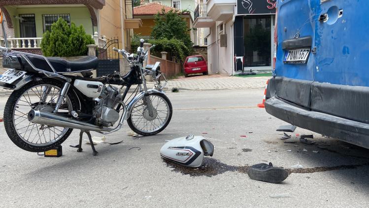 KARAMAN'DA PANELVAN ARACA ÇARPTIKTAN SONRA PARK HALİNDEKİ KARGO ARACININ ALTINA