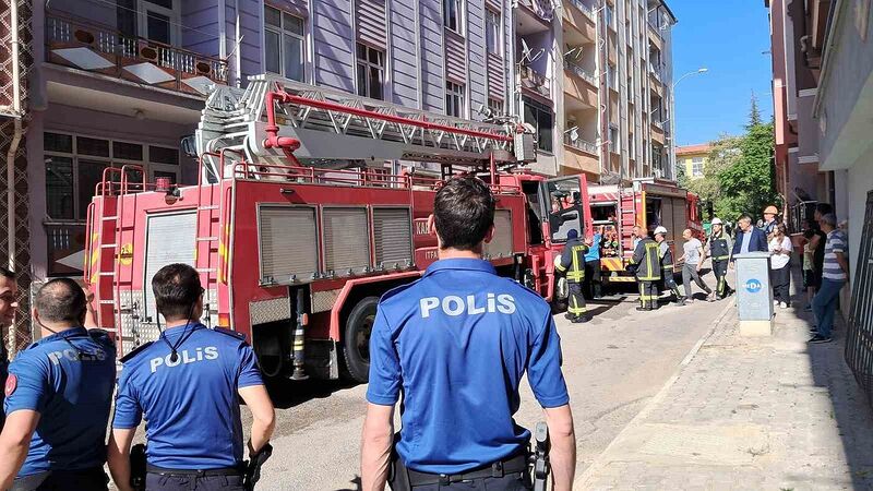 KARAMAN’DA BİR APARTMANIN ÇATISINDA ÇIKAN YANGIN İTFAİYE TARAFINDAN BÜYÜMEDEN KONTROL