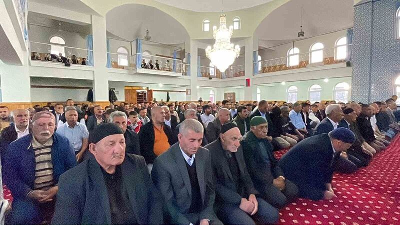 KARS'TA BAYRAM NAMAZINDA CAMİLER