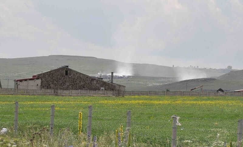 KARS’TA KARADAĞ ÇÖPLÜĞÜ YANIYOR(KARS-İHA)